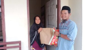 Sultoni Arifudin Eks Napiter 2020 Bagi Sembako pada Warga Metro Utara