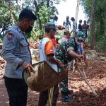 Babinsa Koramil 2303/Pulomerak, Karbak Membantu Pembersihan Lingkungan Pemakaman