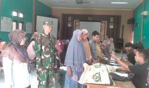 Babinsa Koramil 2303/Pulomerak, Puan Ter Pendampingan Pemberian Bantuan