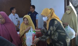 Pj. Bupati Takalar bersama Pj. Ketua TP. PKK Bagikan Paket Berkah Ramadhan untuk Warga Kurang Mampu Ekstrem