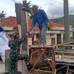 Babinsa Koramil 2303/Pulomerak, Karbak Membantu Pembuatan Gapura