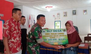 Babinsa Koramil Way Jepara Dampingi Penyaluran BLT DD bagi 30 KPM