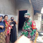 Babinsa Koramil 2304/Anyer, Bintahwil Pembagian Masker ke Masyarakat