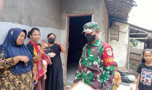 Babinsa Koramil 2304/Anyer, Bintahwil Pembagian Masker ke Masyarakat