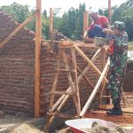 Babinsa Koramil 2304/Anyer, Giat Karbak Pemasangan Pondasi Rumah Warga