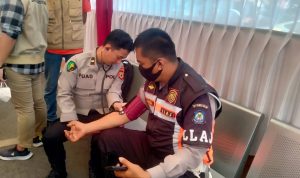 Sidokkes Polres Jeneponto Lakukan Pengecekan Kesehatan Petugas Pos Operasi Ketupat 2023.