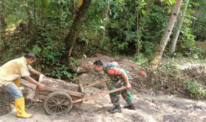 Babinsa Koramil 2306/Mancak Giat Karbak Pembuatan Tampungan