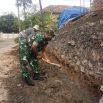 Babinsa Koramil 2304/Anyer, Giat Karbak Pemasangan Tembok Penahan Tanah