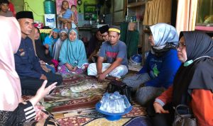 Kadinkes Takalar Bersama Kapus Pattalassang Silaturahmi ke Rumah Duka Almarhumah Daeng Kanang di Salaka