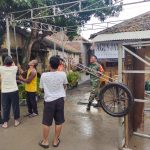 Babinsa Koramil 2302/Bojonegara, Giat Karbak Pemasangan Tenda Masyarakat