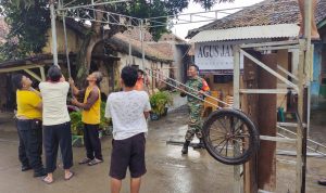 Babinsa Koramil 2302/Bojonegara, Giat Karbak Pemasangan Tenda Masyarakat