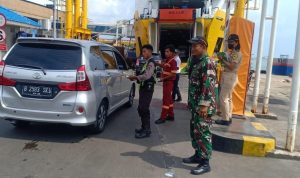 Babinsa Koramil 2303/Pulomerak, Puan Ter Membantu Kelancaran Arus Mudik