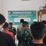 Personil Polres Jeneponto Beserta Personil Kodim 1425/JP, Giat Sholat Dzuhur Secara Berjamaah