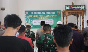 Personil Polres Jeneponto Beserta Personil Kodim 1425/JP, Giat Sholat Dzuhur Secara Berjamaah