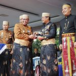 Bentuk Apresiasi, Pemkab Wajo Serahkan Penghargaan dan Gelar Kehormatan Kepada Tiga Tokoh