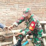 Babinsa Koramil 2303/Pulomerak, Karbak Membantu Pembangunan Rumah Warga