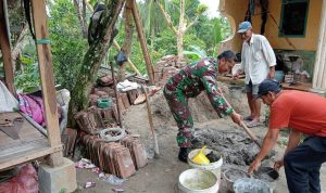 Babinsa Koramil 2306/Mancak Giat Karbak Pembuatan Pagar Jalan Desa