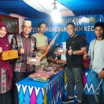 Didampingi Ketua Dekranasda Wajo, Amran Mahmud Berkunjung ke Stand Pameran UMKM di Lapangan Merdeka Sengkang
