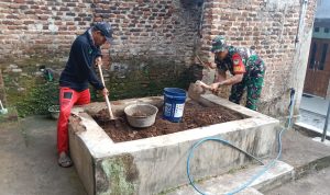 Babinsa Koramil 2303/Pulomerak, Karbak Pembuatan Kamar Mandi Mushola