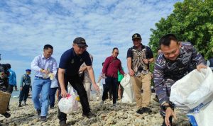 Lanal Banten dan Pemkot Cilegon, Kolaborasi Bersihkan Sampah di Pulau Merak Kecil