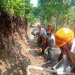 Babinsa Koramil 2304/Anyer, Giat Karbak Pembersihan Tepi Jalan