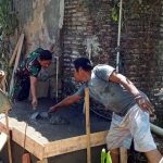 Babinsa Koramil 2303/Pulomerak, Karbak Membantu Renovasi Mushola