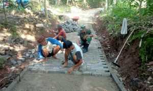Babinsa Koramil 2306/Mancak Giat Karbak Pemasangan Paving Blok