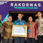 Diserahkan Langsung Oleh Mendes PDT RI, Bupati Wajo Terima Lencana Bakti Transmigrasi