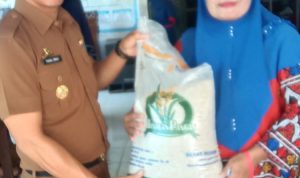 Kades Banggae Secara Simbolis Serahkan Bantuan Beras Bulog Pemerintah kepada Warganya