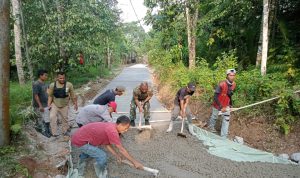 Babinsa Koramil 2305/Cinangka, Giat Karbak Pengurugan Jalan