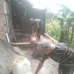 Babinsa Koramil 2303/Pulomerak, Karbak Membantu Pembuatan Jambanisasi