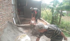 Babinsa Koramil 2303/Pulomerak, Karbak Membantu Pembuatan Jambanisasi