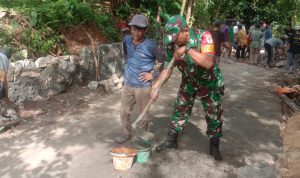 Babinsa Koramil 2306/Mancak Giat Karbak Pembuatan WC Umum