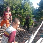 Babinsa Koramil 2305/Cinangka, Giat Karbak Pemasangan Atap Rumah Warga