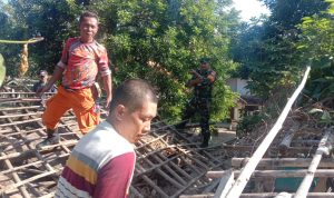 Babinsa Koramil 2305/Cinangka, Giat Karbak Pemasangan Atap Rumah Warga