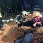 Turut Berduka Cita, Babinsa Koramil Sekampung Bantu Prosesi Pemakaman Warga