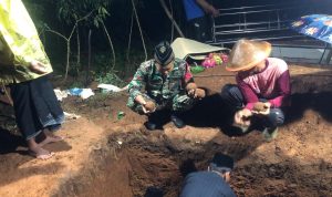 Turut Berduka Cita, Babinsa Koramil Sekampung Bantu Prosesi Pemakaman Warga