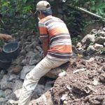 Babinsa Koramil 2304/Anyer, Giat Karbak Pemasangan Tembok Penahan Tanah