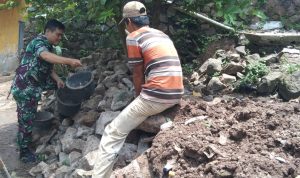 Babinsa Koramil 2304/Anyer, Giat Karbak Pemasangan Tembok Penahan Tanah