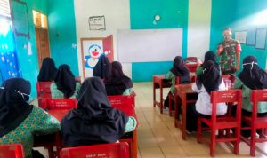 Babinsa Koramil 2303/Pulomerak Bintahwil Memberikan Materi Wawasan Kebangsaan