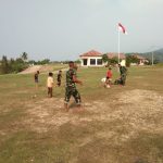 Anak-anak Kampung Lebak Ayan, Asyik Bermain Bola Bersama Satgas TMMD Kodim 0623/Cilegon