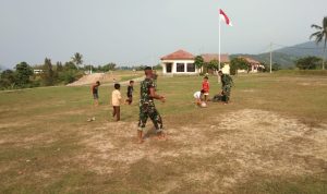 Anak-anak Kampung Lebak Ayan, Asyik Bermain Bola Bersama Satgas TMMD Kodim 0623/Cilegon