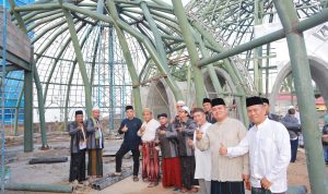 Mie Go Beserta Rombongan Tinjau Pembangunan Masjid Agung Kubah Timah,54 Persen Sudah Terealisasi