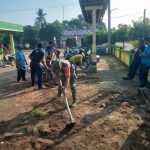 Bersama Masyarakat, Babinsa Way Bungur Bersihkan Lingkungan Kantor Desa