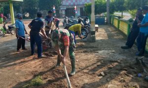 Bersama Masyarakat, Babinsa Way Bungur Bersihkan Lingkungan Kantor Desa