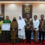 Bersama Ketua TP PKK, Bupati Wajo Dampingi Sarifa Halijah Terima Penghargaan Apresiasi Perempuan Inspiratif