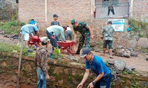 Babinsa Koramil 2306/Mancak Giat Karbak Pemasangan TPT