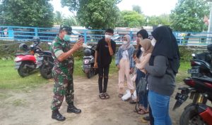 Babinsa Koramil 2304/Anyar, Giat Komsos Membahas Tentang Kebersihan Lingkungan