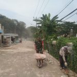 Babinsa Koramil 2303/Pulomerak, Karbak Membantu Pemasangan Konblok