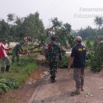 Babinsa Koramil 08/RU Bantu Masyarakat Pasca Angin Puting Beliung